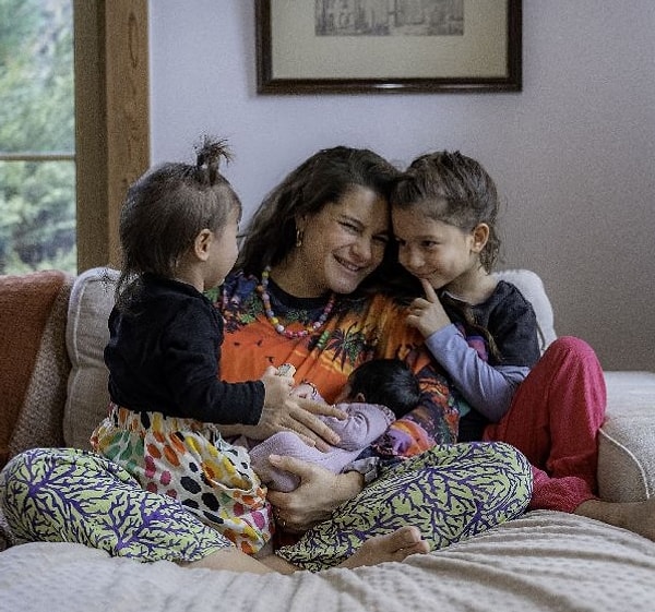 Joining the ranks of celebrities who have built their careers akin to Rihanna's "birth after birth" approach, Atiye has made quite a swift progress in her journey to motherhood!