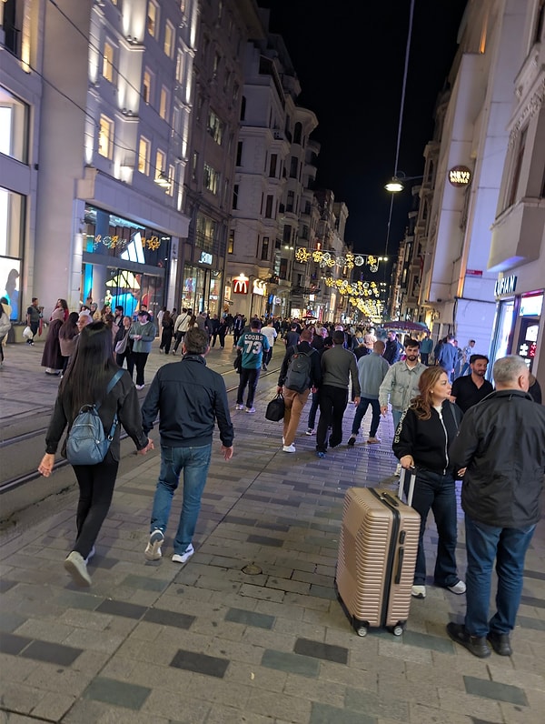 Kentin pazar gecesi saat 22:30 itibarıyla sergilediği canlılık Birleşik Krallık’taki durağanlıkla tezat oluşturdu