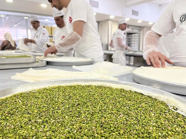 Bayrama sayılı günler kala baklava mesaisi yoğunlaştı.