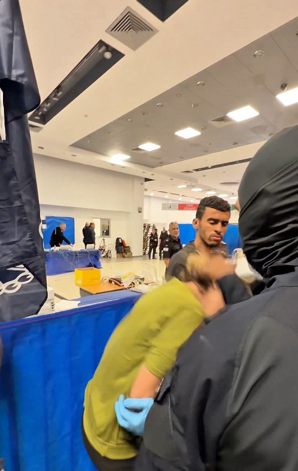 Alıkonulan aktivistleri provoke etmeye çalıştı.