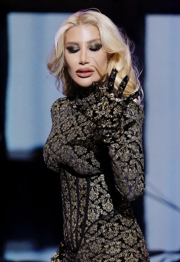 When one thinks of Irem Derici, it's not just her chart-topping hits that come to mind, but also her eventful concerts, unfiltered remarks, and moments on stage that are guaranteed to make you laugh.