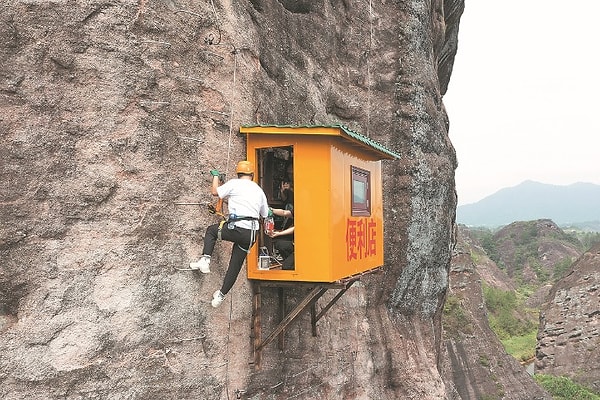 The landlocked province of Hunan, home to a population of 64 million, also shares its borders with the majestic columnar cliffs of Zhangjiajie National Forest Park. This awe-inspiring landscape served as the inspiration for the floating mountains in the legendary 2009 film "Avatar," directed by none other than James Cameron.