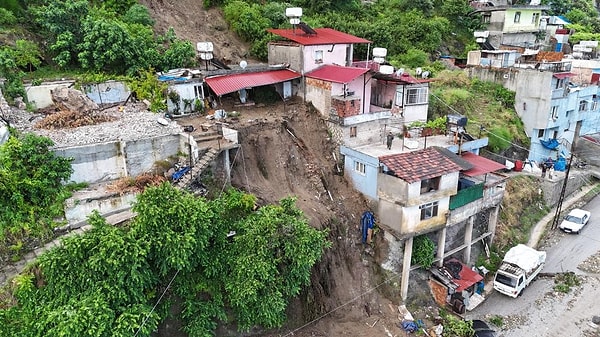 Meteorolojinin günler öncesinden uyardığı şiddetli yağış, Hatay'da acı bir tablonun ortaya çıkmasına neden oldu.