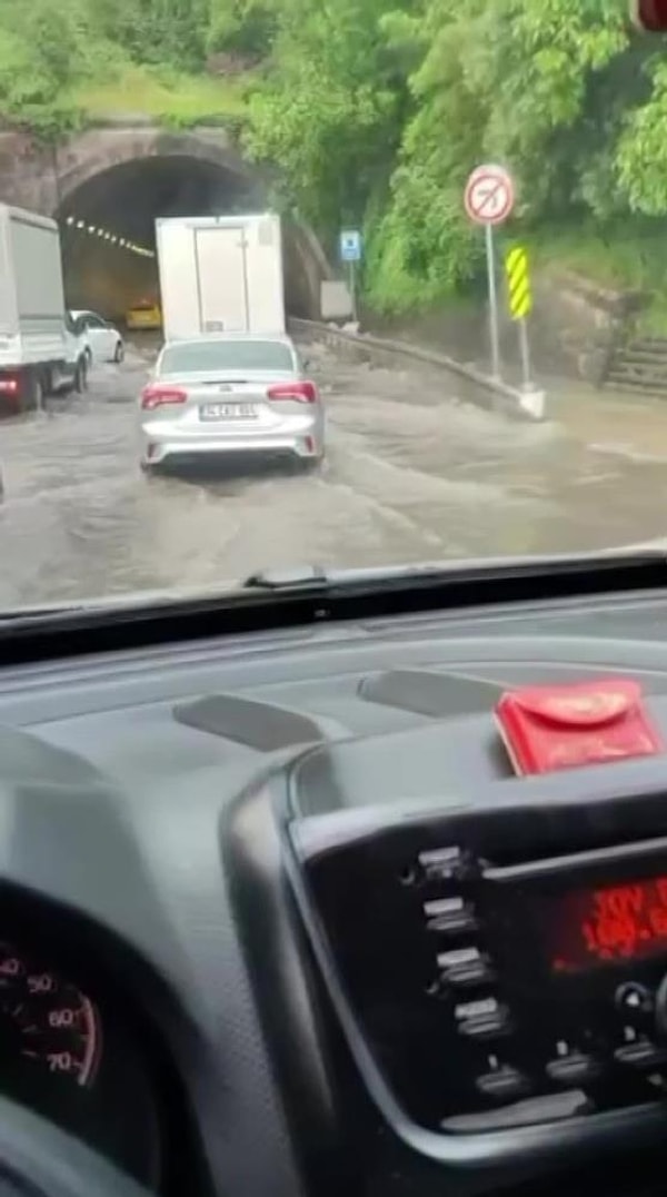 Meteoroloji Genel Müdürlüğü'nün (MGM) uyarılarının ardından İstanbul'da kuvvetli yağış etkili oldu.