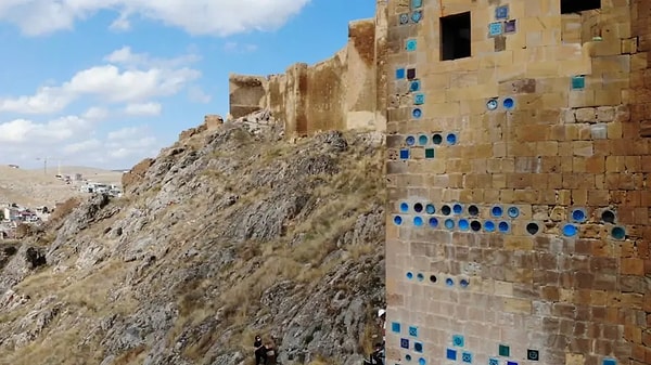 Sur duvarlarındaki mor ve firuze çiniler yapının estetik kimliğini oluşturuyor