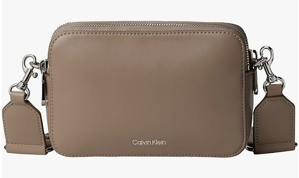 Calvin Klein kadın omuz çantası yılın en düşük fiyatıyla şıklık arayanları bekliyor!