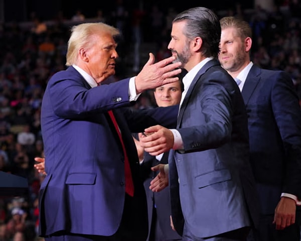 ABD Başkanı Donald Trump sosyal medyada hesabından yaptığı paylaşımda, 48 yaşındaki en büyük oğlu Donald Trump Jr.'ın düğününe katılamayacağını duyurdu.