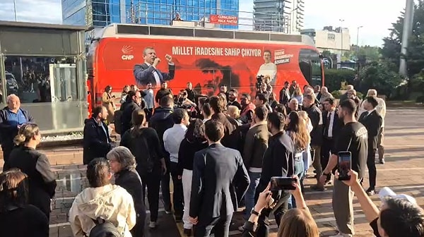 Özgür Özel, parti önüne mafyatik tiplerin getirildiğini söyleyerek yaşananlara tepki gösterdi.