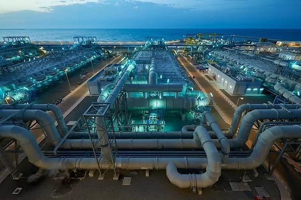 Büyük Kazablanka bölgesindeki Sidi Rahal'da inşa edilen bu devasa tesis, yıllık 300 milyon metreküp tatlı su üretim kapasitesine sahip olacak.