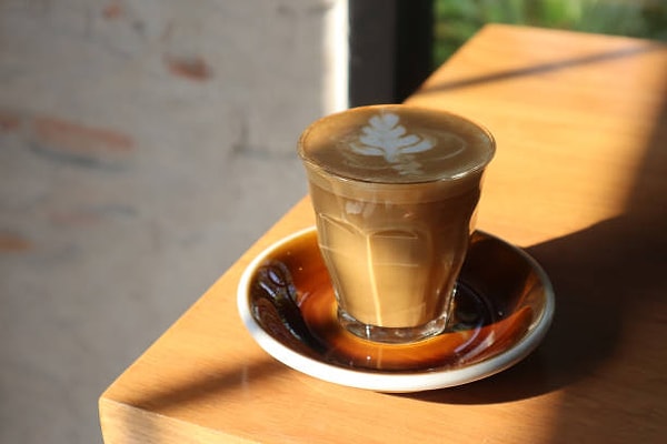 Flat white gibi birisin!