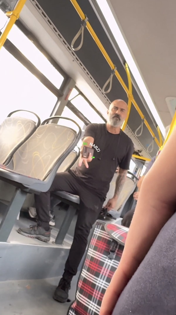 Sık sık otobüs içinde genç kızların olduğu yöne doğru bağırması ve yürümesi gençleri daha da korkuttu.