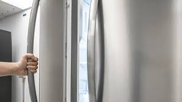If your cling film or paper is sliding effortlessly without any resistance, or if the lid tumbles to the ground as soon as it's closed, it's an indication that your seal has loosened and lost its functionality.