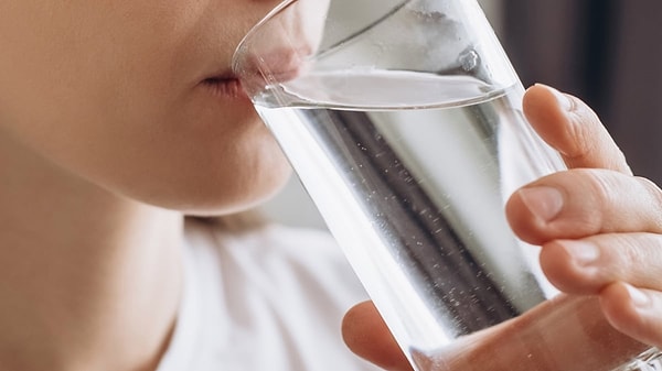Suyu kaynatıp süzmek mikroplastikleri azaltabiliyor