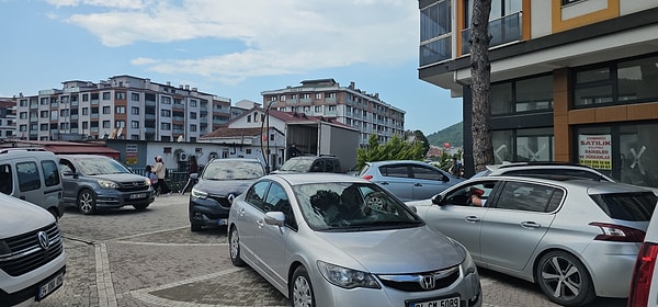 Bir diğer ilçe sakini Bülent Gencer ise park sorununa ve trafikte yaşanan aksamalara dikkat çekerek ilçedeki tablonun vahametini şu sözlerle dile getirdi: