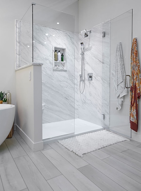 Açık duş (walk-in shower) olarak bilinen bu modern sistem, banyodaki tüm kirlenme noktalarını ve bakım zahmetini ortadan kaldırıyor.
