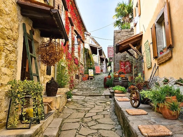 The streets of the town of Hum, which seems as if it has sprung straight out of a fairy tale, consist of two cobblestone alleyways and a single entrance gate.