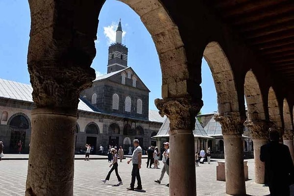 Turizm polisleri, kente gelen turistlere 7 dilde hizmet veriyor.