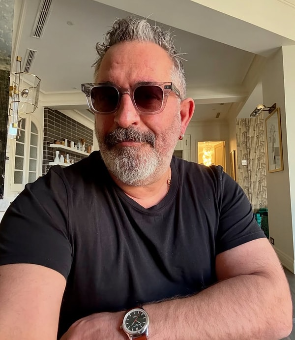 Türk komedisinin yaşayan efsanelerinden Cem Yılmaz, yıllardır yaptığı stand-up gösterileri, sinema filmleri ve kendine has mizah anlayışıyla milyonları güldürüyor.