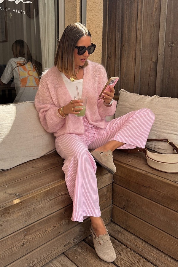Soğuk cilt alt tonuna sahipseniz toz pembe veya bebek mavisi tercih edebilirsiniz.
