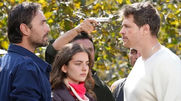 Ulaş Tuna Astepe, Deniz Baysal, Erdem Şanlı, Zeynep Atılgan ve Ava Yaman’ın başrollerinde yer aldığı dizi, her hafta milyonlarca izleyiciyi ekran başına topluyor.