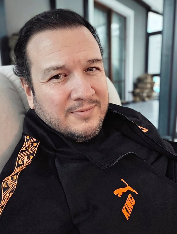 Şahan Gökbakar'ın kariyeri, televizyon ekranlarında yaptığı skeçler ve karakter çalışmalarıyla başladı. Ancak onu milyonlarla buluşturan asıl proje hiç kuşkusuz Recep İvedik oldu.