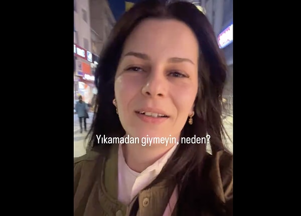 Kıyafetlerin üzerindeki o görünmez kimyasal tabakadan, üretim tozlarından ve lojistik sürecin tüm kirinden arınmanın yolu, onları doğru yöntemle sudan geçirmekten geçiyor.