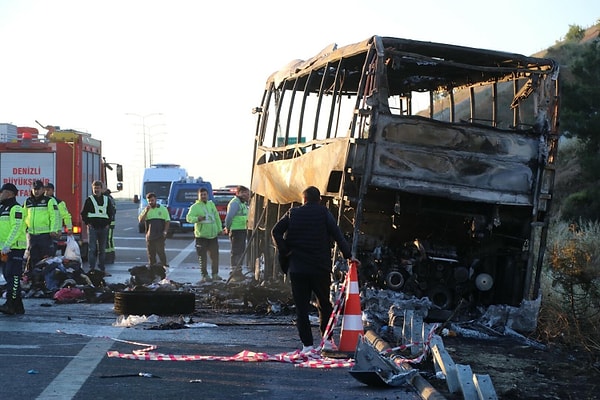 Türkiye’de bayram tatili nedeniyle milyonlarca kişi yollara düşerken, Denizli’de yaşanan trafik kazasında ise adeta facia yaşandı.