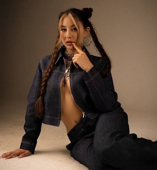 Henüz kariyerinin başında olmasına rağmen özgün tarzı ve güçlü şarkı sözleriyle rap dinleyicilerinin dikkatini çekmeyi başaran Aishe mahlaslı Tuğçe Ayşe Güler'den gelen acı haber sevenlerini yasa boğdu.