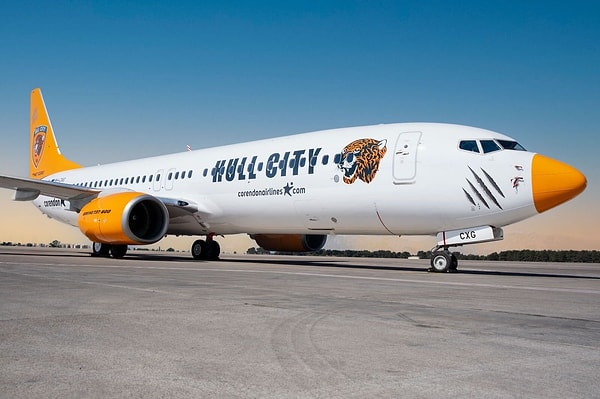 Şanslı taraftarlar, Corendon Airlines’ın Hull City’e özel tasarladığı kaplan logolu uçak ile İngiltere’den Türkiye’ye geldi.