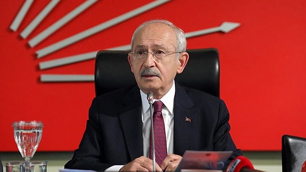 Halk TV ekranlarında siyasi gündemi değerlendiren deneyimli gazeteci İsmail Saymaz, Cumhuriyet Halk Partisi'nin (CHP) eski genel başkanı Kemal Kılıçdaroğlu ile partinin yetkili isimleri arasındaki soğukluğa dair çok konuşulacak tespitlerde bulundu.