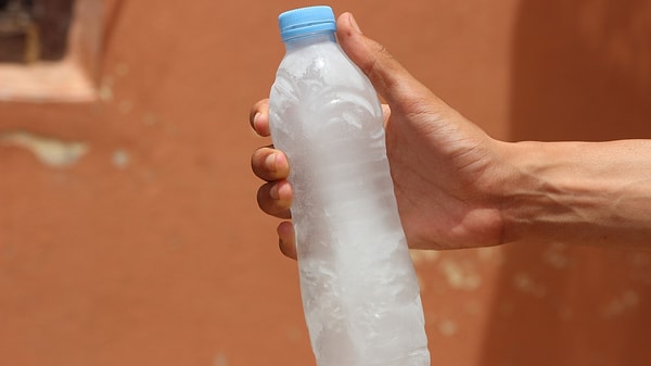 Bu zekice yöntemi uygularken buzdolabınıza zarar vermemek için şu basit adımları izlemeniz yeterli: