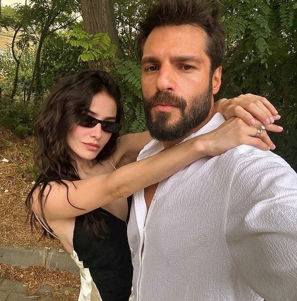 Özge Gürel ve Serkan Çayoğlu, yıllar önce Kiraz Mevsimi dizisinin setinde tanışmış ve arkadaşlıkları zamanla aşka dönüşmüştü.