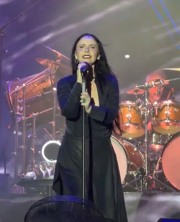 Şebnem Ferah'ın sahneye çıkmasının üzerinden çok kısa bir süre geçmiş olmasına rağmen sosyal medya şimdiden konser görüntüleriyle dolup taşmış durumda.