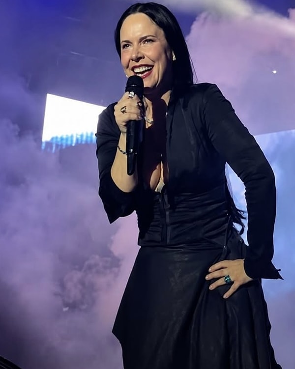 The artist, a living legend of Turkish rock music, reunited with his fans at KüçükÇiftlik Park on the evening of June 3rd, after a lengthy hiatus of six full years away from the stage.