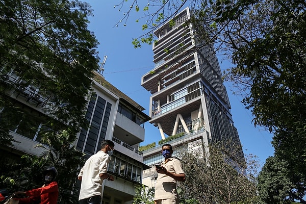 Bu sıra dışı odanın duvarlarından içeriye yapay kar taneleri püskürtülüyor ve Ambani ailesi Hindistan'ın göbeğinde diledikleri an kış masalını yaşayabiliyor.