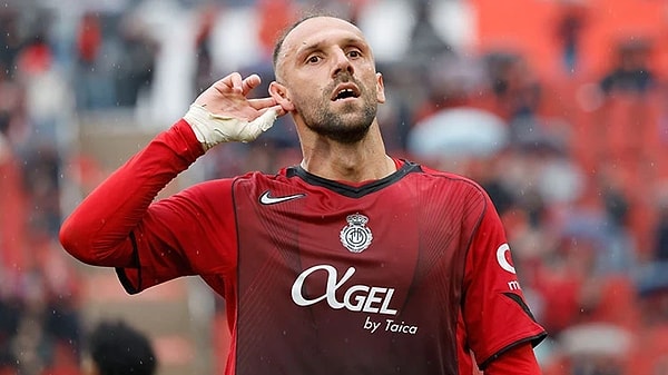 Olağanüstü genel kurul sonucunda sekiz senelik ayrılığın ardından Fenerbahçe'de tekrar başkanlığa seçilen Aziz Yıldırım, görevdeki ilk hamlesini dünya çapında iki yıldızla yaptı.