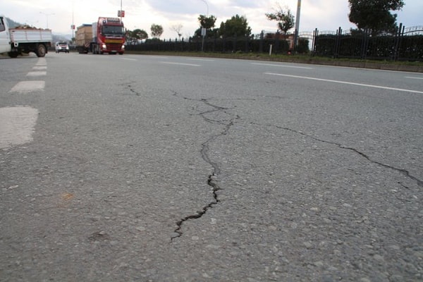 Asfalt yollar; güneş ışınları, aşırı sıcaklar, donma olayları ve ağır vasıta trafiği nedeniyle zamanla yaşlanır, kurur ve esnekliğini kaybeder.
