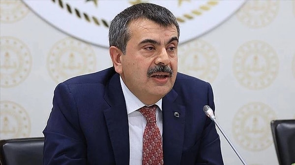 Milli Eğitim Bakanı Yusuf Tekin, Kazakistan dönüşü uçakta yaptığı açıklamalarda, milyonlarca öğrenci ve veliyi doğrudan ilgilendiren yeni kararları paylaştı.