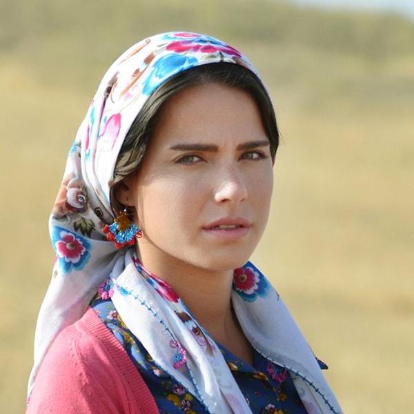 Çocuk yaşta ekranlarla tanışan Ceyda Ateş, yıllar içinde Türk televizyonlarının en tanınan kadın oyuncularından biri haline geldi.