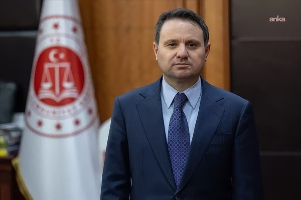 Operasyonun detaylarını sosyal medyadan duyuran Adalet Bakanı Akın Gürlek, şu ifadeleri kullandı: