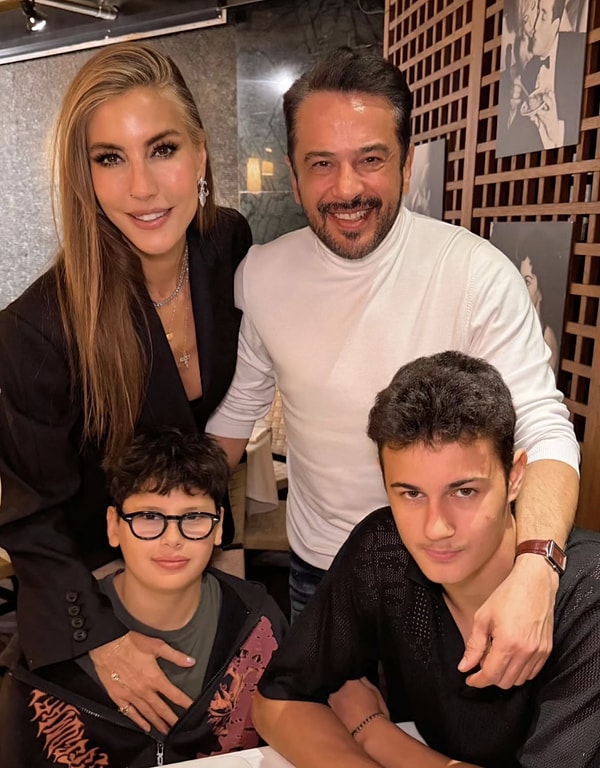 Türk magazin dünyasının en sevilen eski çiftlerinden Çağla Şıkel ve Emre Altuğ, yıllar önce yollarını ayırmış olsalar da çocukları söz konusu olduğunda bir araya gelmeye devam ediyor.