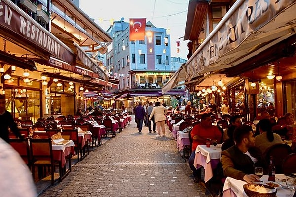 What to Eat and Drink While Watching a Match in Nevizade?