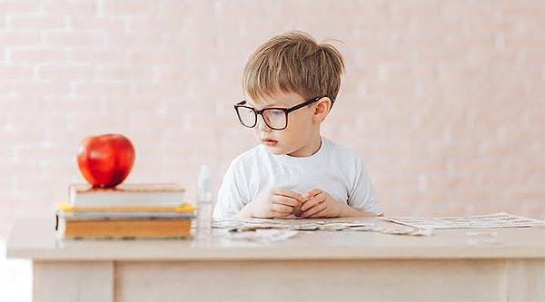 Çocukların hayatından bu dikkat dağıtıcı unsurları tamamen çıkarmak imkansız olsa da, odaklanma becerisi yüksek çocukların ebeveynlerinin evde uyguladığı 5 etkili yöntem şu şekilde sıralanıyor: