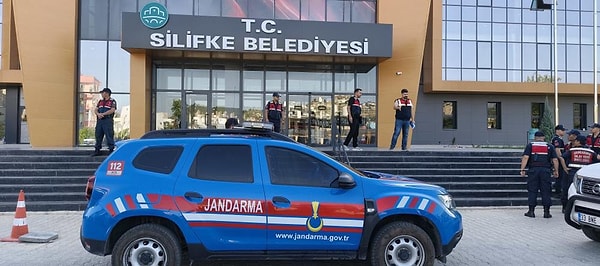 Mersin'in Silifke ilçe belediyesine yönelik düzenlenen operasyonda başkan Mustafa Turgut dahil çok sayıda şüphelinin gözaltına alındığı öğrenildi.