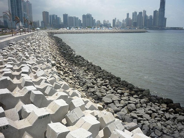 Sahil boyunca yaklaşık 2 kilometrelik hat üzerine yerleştirilen 6 bin 650 adet X şeklindeki beton blok, birbirinin üzerine tam oturarak kenetleniyor.