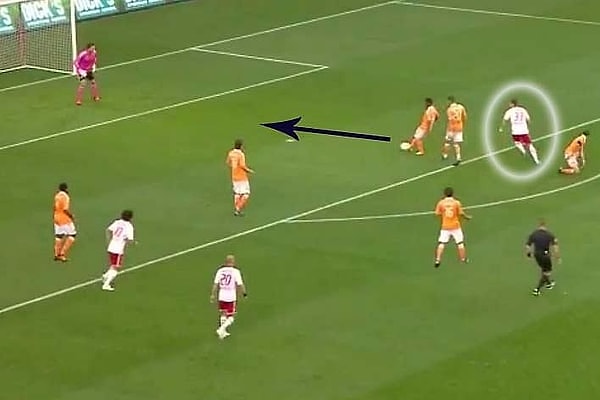 Bir zamanlar kaleciye geri pas verildiğinde kaleci eliyle kontrol edebiliyordu. Haramball?