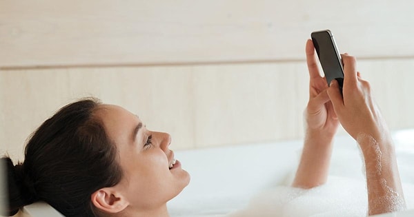 Bunun yanı sıra, banyodaki buhar ve nem zamanla cihazın içine sızarak ekran kalitesini bozuyor, pil ömrünü kısaltıyor ve en kötüsü de ıslak ortamlarda elektrik çarpması riskini barındırıyor.