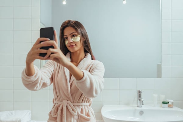 Reminding us that the bathroom used to be one of the few "natural breaks in the day where phones were absent", Shamu emphasizes that even this small respite has now been invaded by technology.