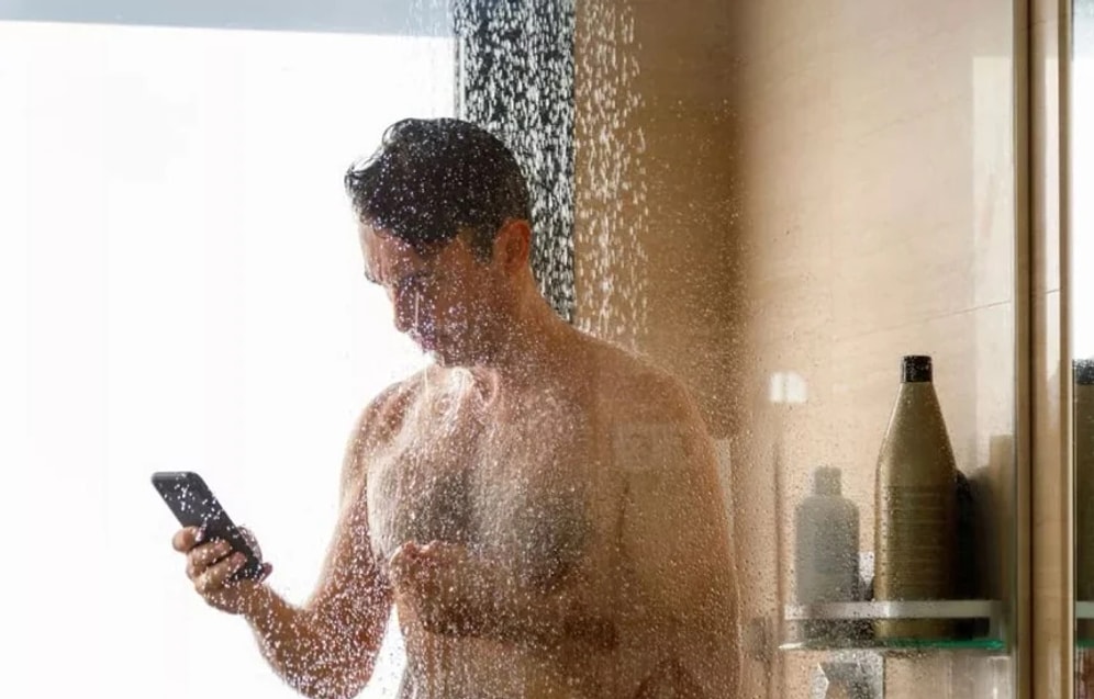 Why You Should Stop Taking Your Smartphone into the Bathroom Immediately