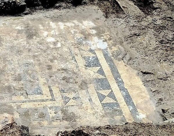 Toprağın altından Roma mozaiği çıktı